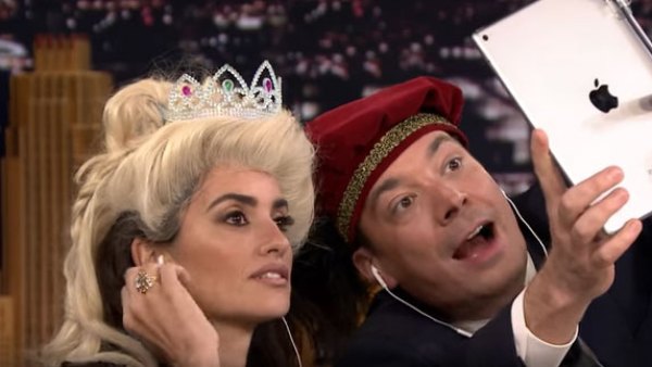 Penelope Cruz plays Dubsmash with Jimmy Fallon