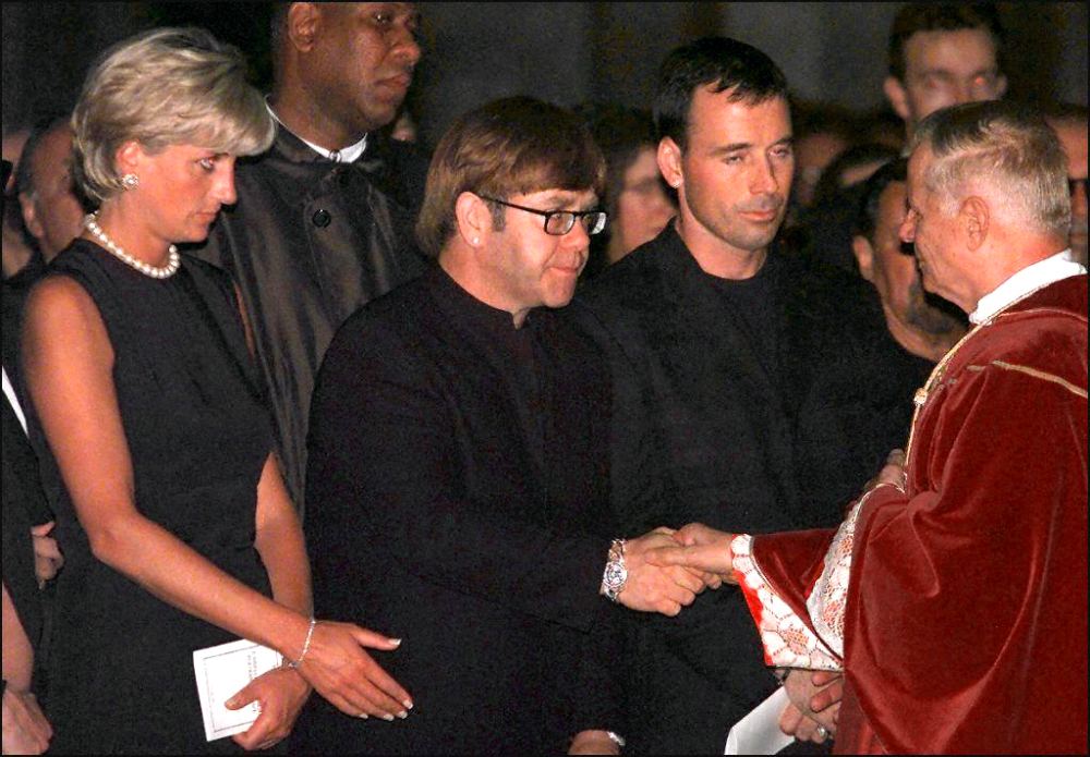 Archpriest Magio (R) shakes hands with British rock star Elton John standing next to Princess Diana (L) during the requiem mass for Italian fashion designer Gianni Versace at the Duomoin Milan 22 July 1997.