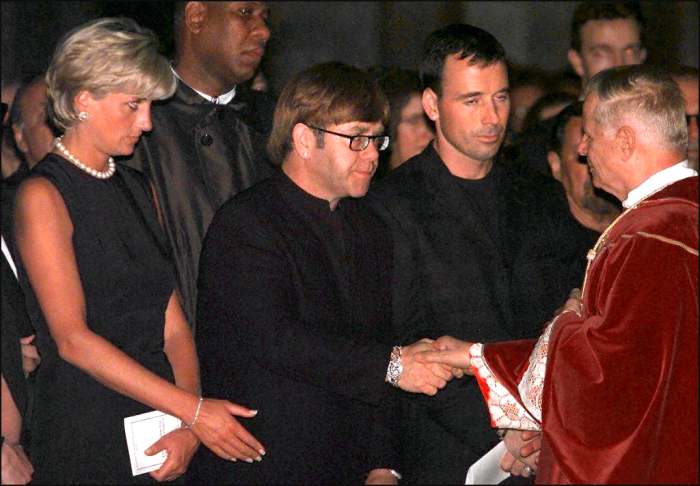 Archpriest Magio (R) shakes hands with British rock star Elton John standing next to Princess Diana (L) during the requiem mass for Italian fashion designer Gianni Versace at the Duomoin Milan 22 July 1997.