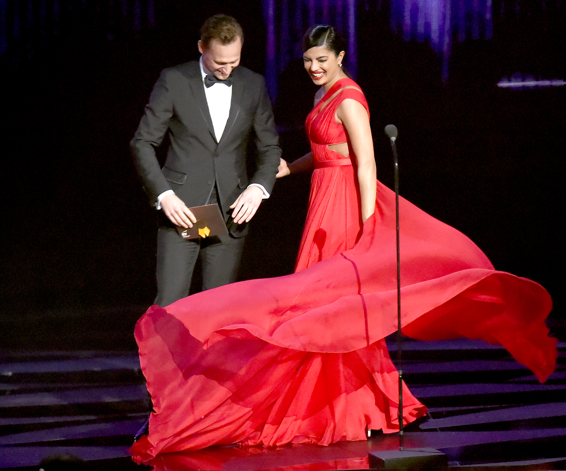 Priyanka chopra tom hiddleston zoom d0f29e4c e0b2 4620 bdf3 00161833bc38