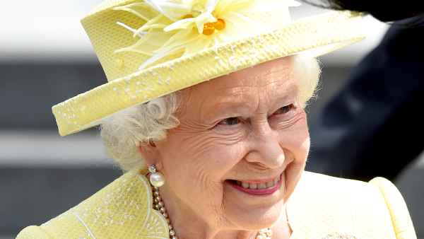 Queen elizabeth smiling zoom 331ba1fa 4e51 438c aeae 94f818d115aa