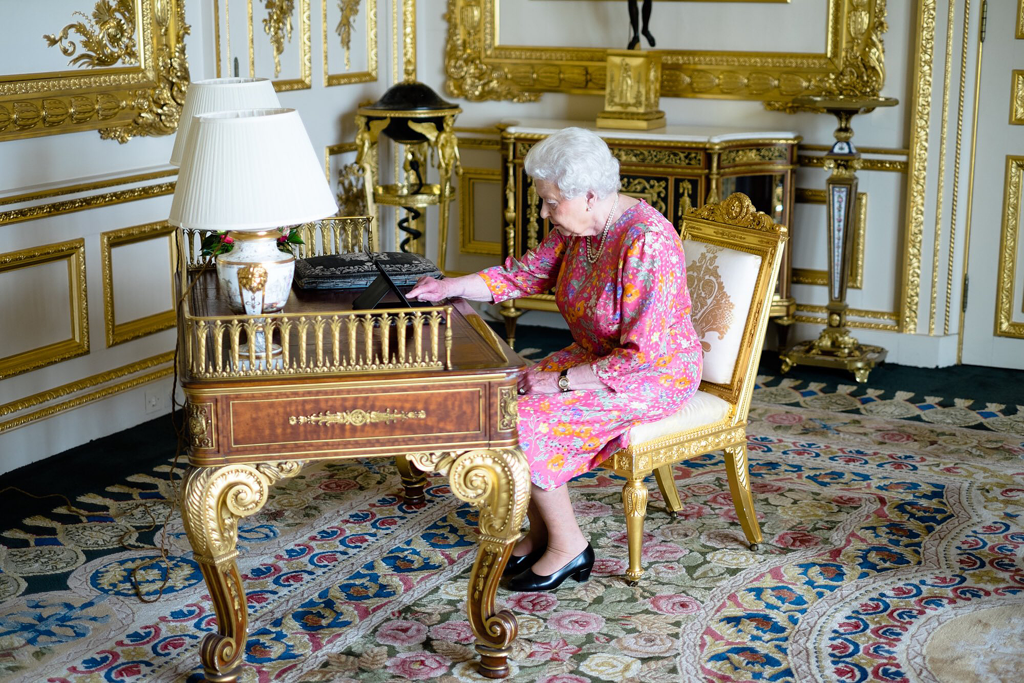 Queen elizabeth zoom c3bcc7d0 c934 459e a808 4a83fe7cf13a