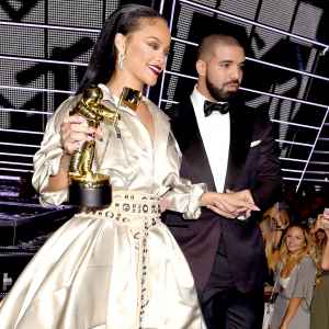 Rihanna drake vertical zoom f8ef87c4 b010 444f be83 74de613945d3
