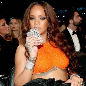 Rihanna flask zoom 7100f464 bdf9 446c 9e30 adc570f6aa33