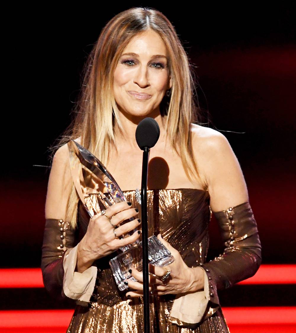 Sarah Jessica Parker accepts Favorite Premium Series Actress for 'Divorce' onstage during the People's Choice Awards 2017 at Microsoft Theater on January 18, 2017 in Los Angeles, California.