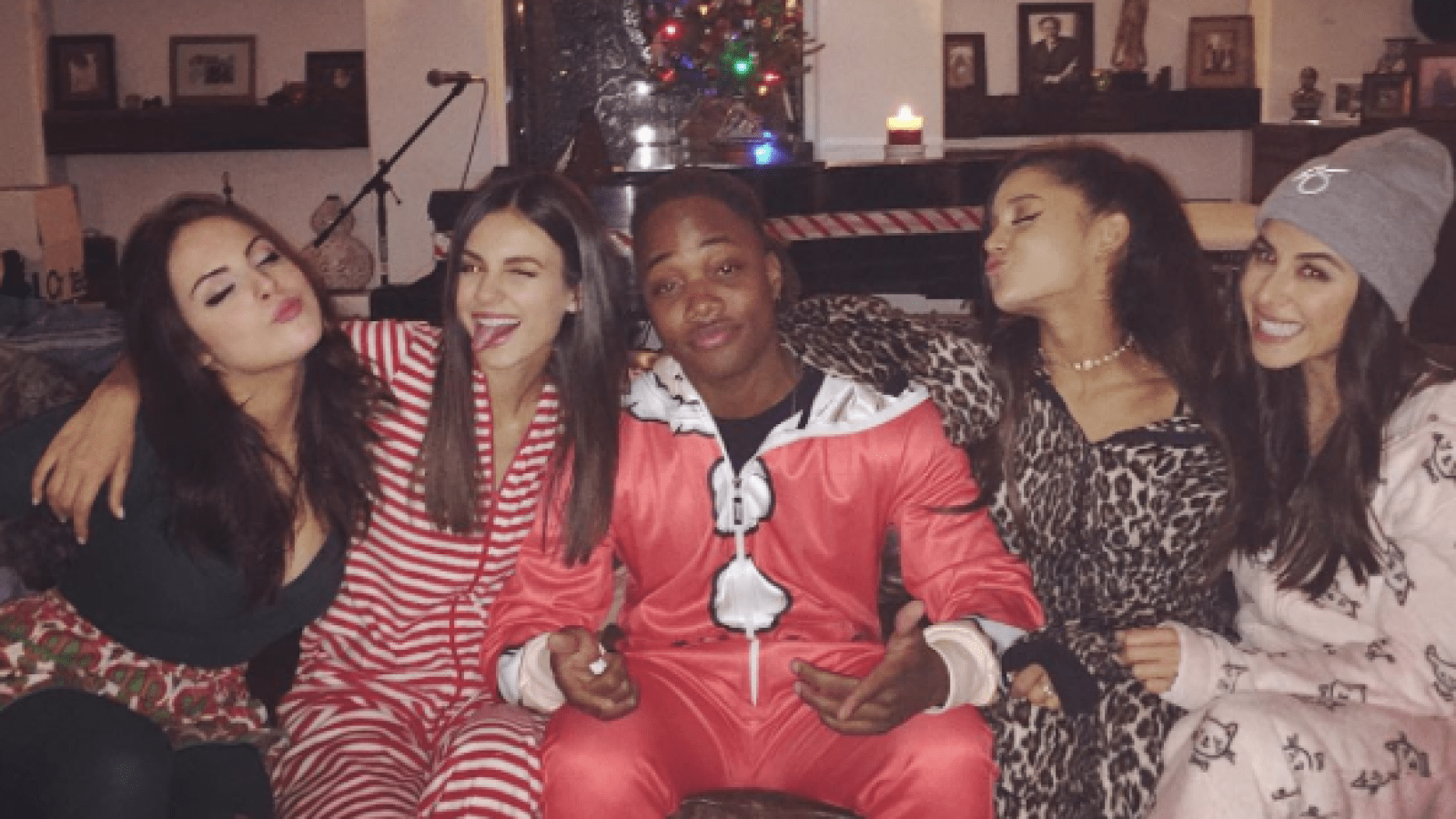 1600px x 900px - Victorious Reunion: Ariana Grande, Victoria Justice Join Castmates for  Onesie Party