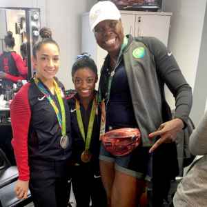 Simone biles aly raisman leslie jones zoom ffdbb986 3c87 4f25 a21c fd8db89da9a5
