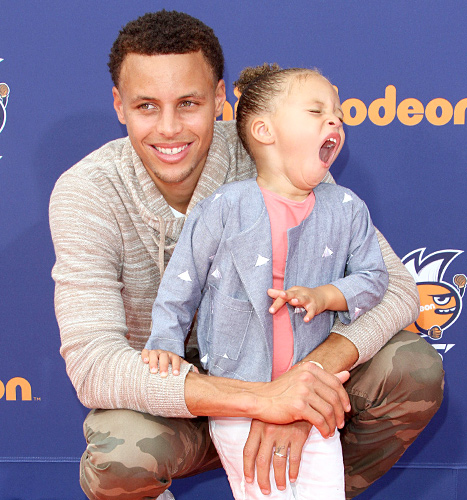 Steph Curry and Riley Curry - yawning