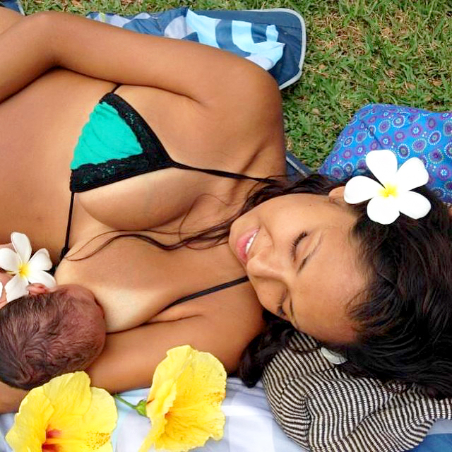 Mom Defends Breast-Feeding While Having pic