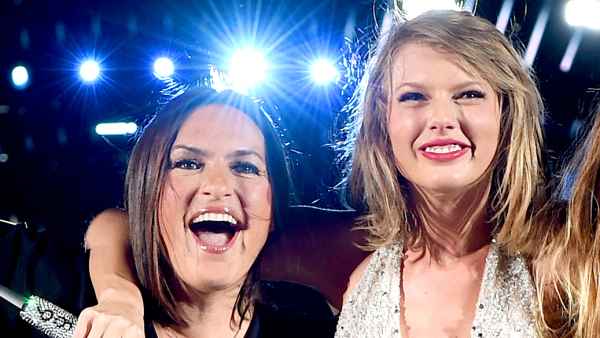 Taylor swift and mariska hargitay d2fe48da c0f2 4010 b39c 7f238b45c146