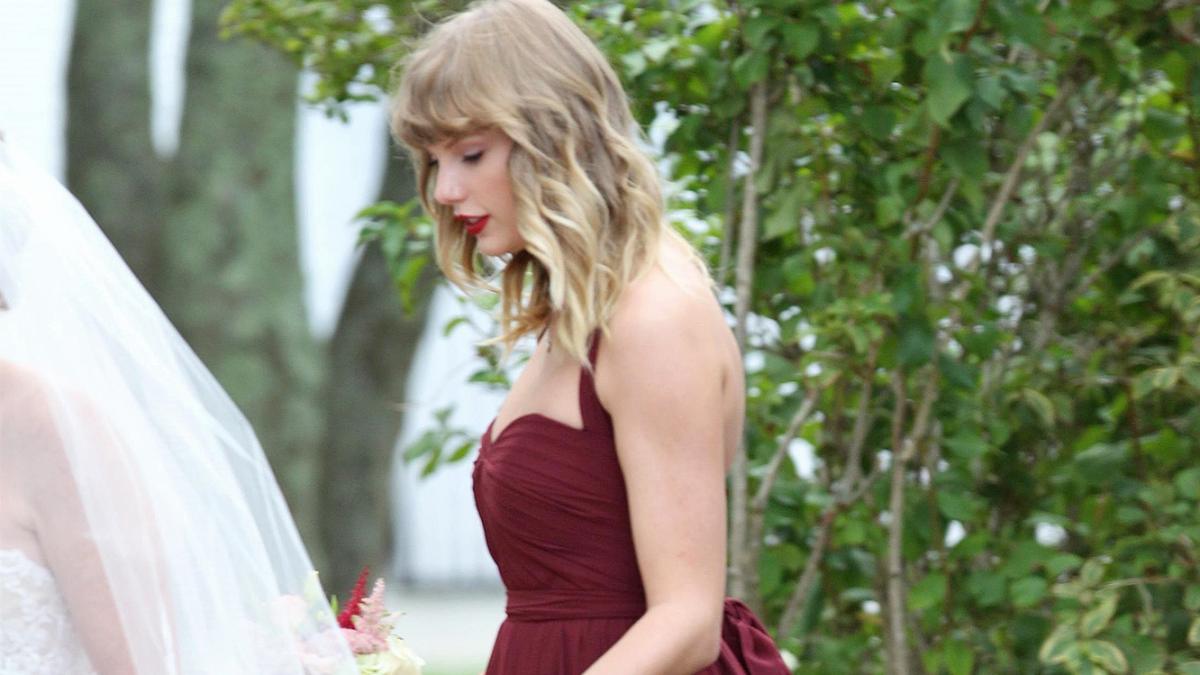 taylor swift bridesmaid dress Taylor Swift Carries Back of Friend's Wedding Dress as Bridesmaid in Martha's Vineyard