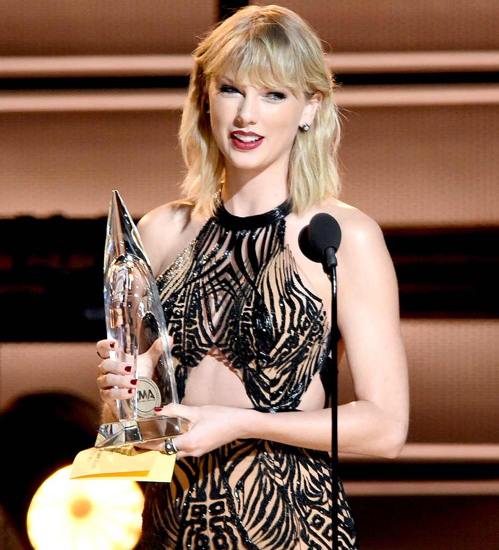 Taylor Swift presents an award on stage at the 50th Annual CMA Awards at the Bridgestone Arena on Nov. 2, 2016 in Nashville.