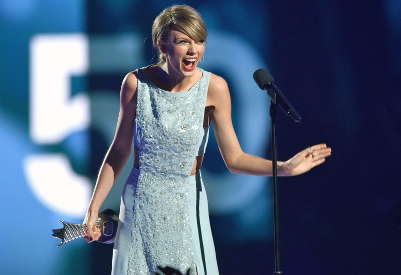 Taylor Swift, Surprised Face, Milestone Award, 50th Academy Of Country Music