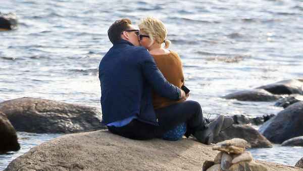 Tom Hiddleston and Taylor Swift kissing.