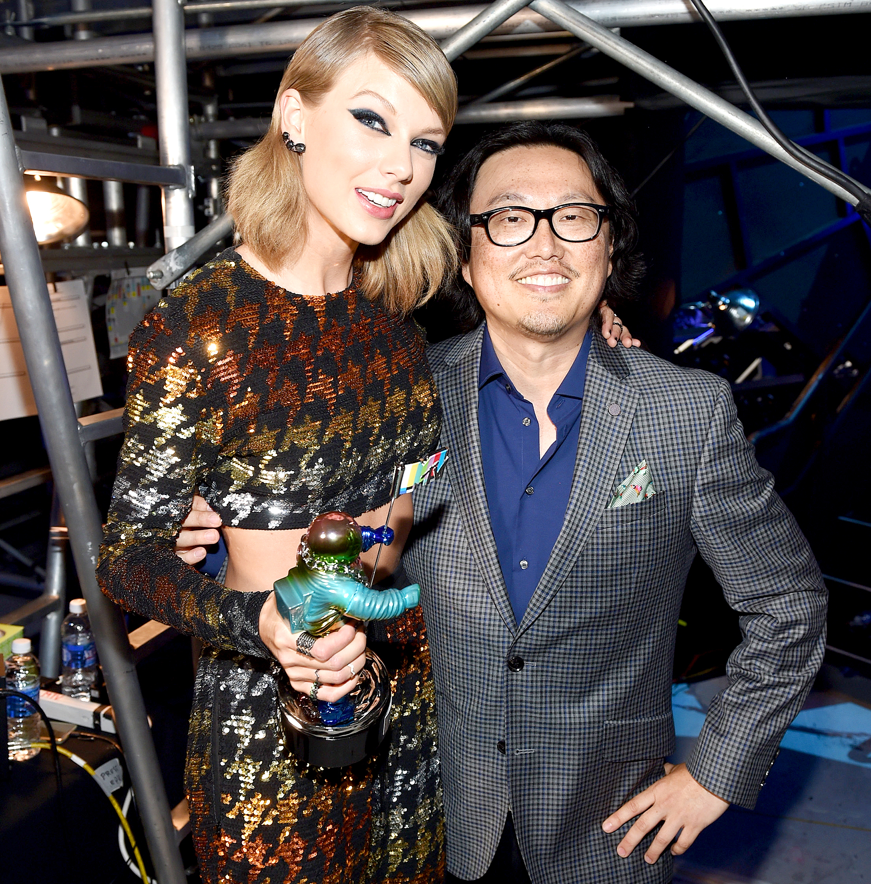 Taylor Swift and director Joseph Kahn pose backstage during the 2015 MTV Video Music Awards at Microsoft Theater on August 30, 2015 in Los Angeles, California.