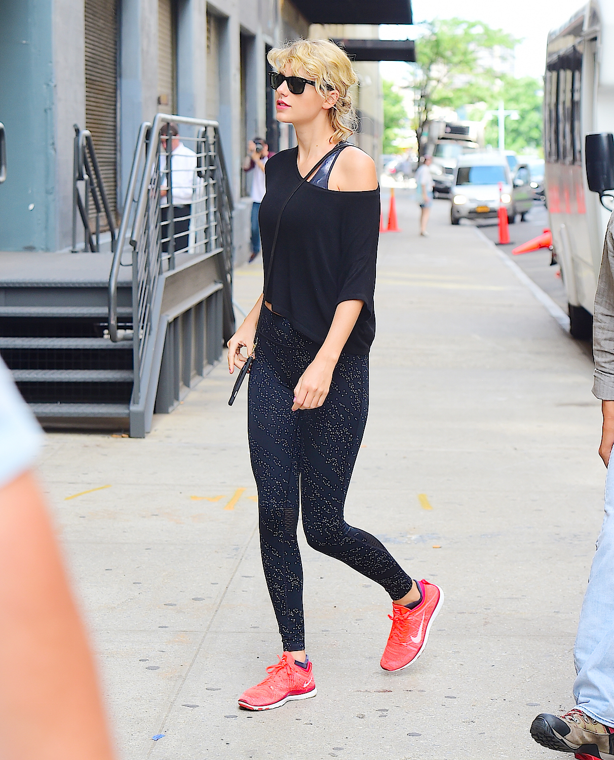 Trendy and Bendy on X: Taylor Swift is a big fan of Alo yoga. Check her  out in the pic wearing the black moto legging. We decided to be a bit  different