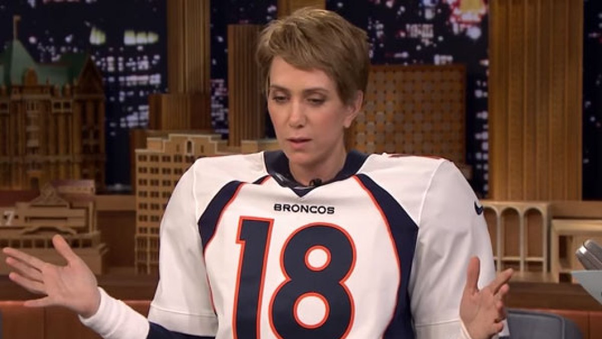 Kristen Wiig is Peyton Manning in Hilarious 'Tonight Show' Interview